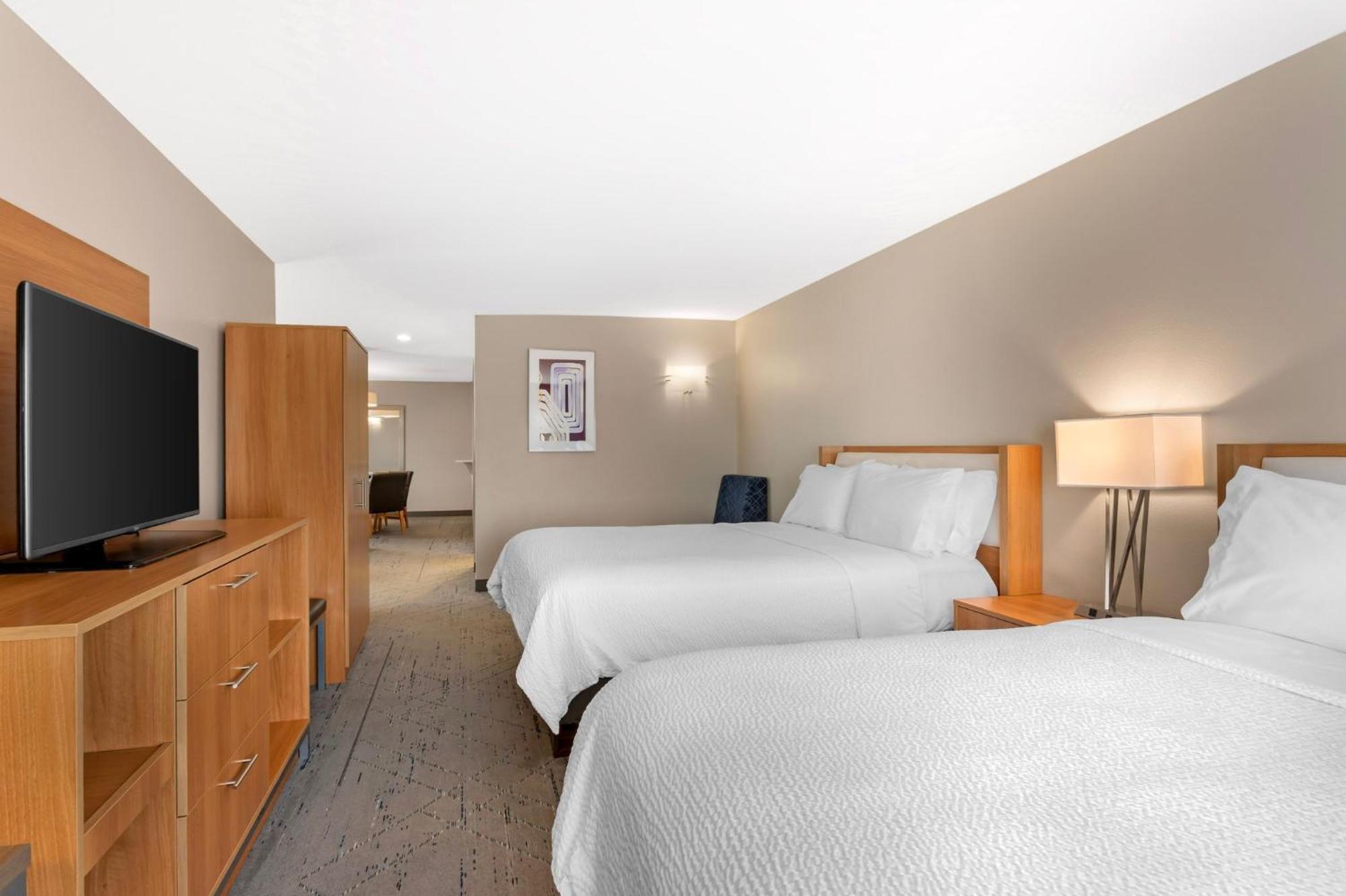 Standard Queen Room Two Queen Beds