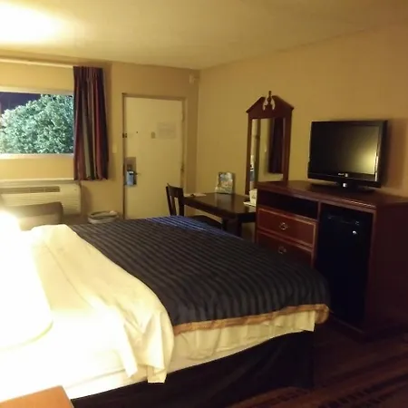 Days Inn By Wyndham Hot Springs-2